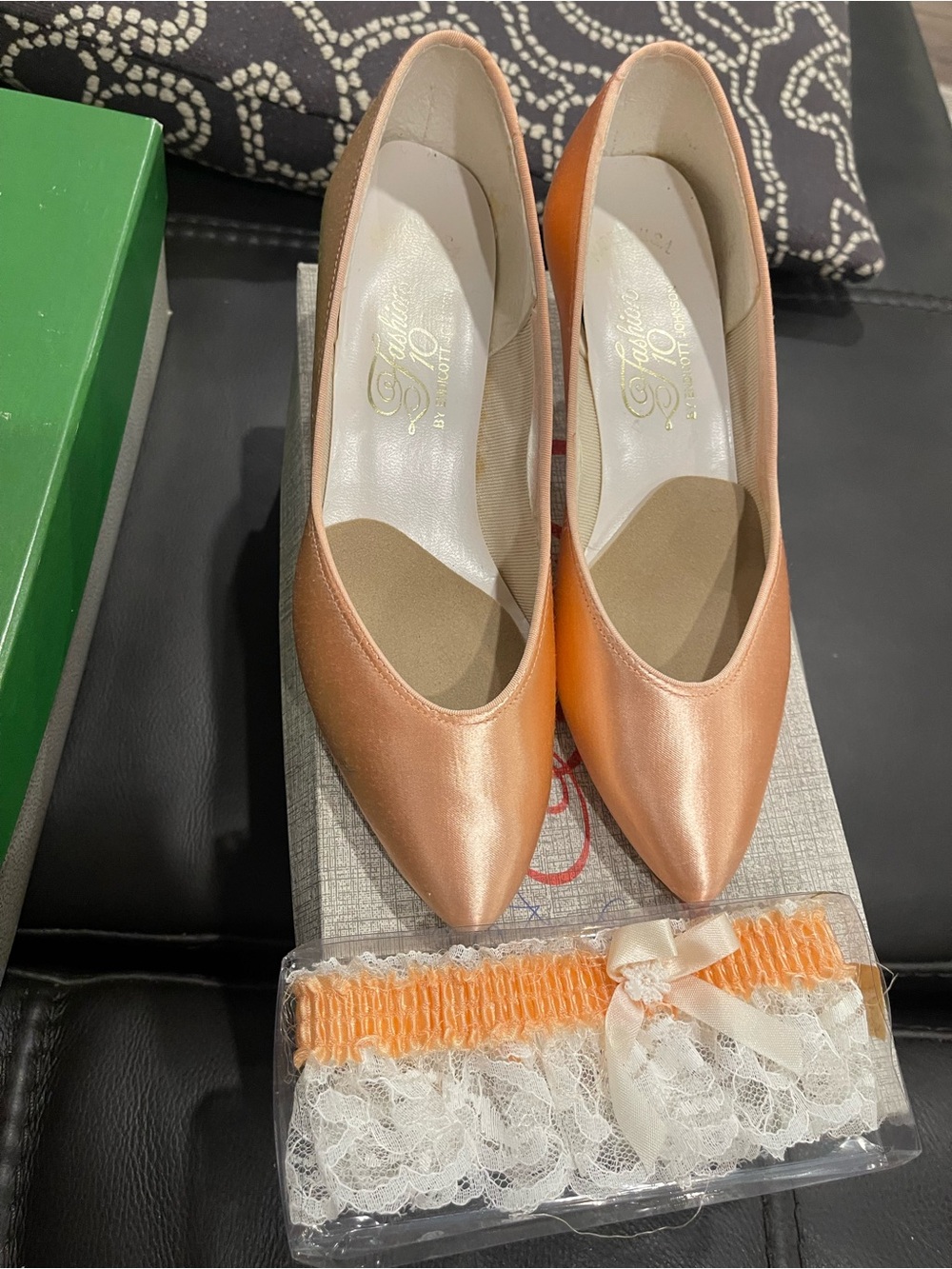 Women’s Pointed Toe Pumps in Peach‎ Satin with garter sz 6